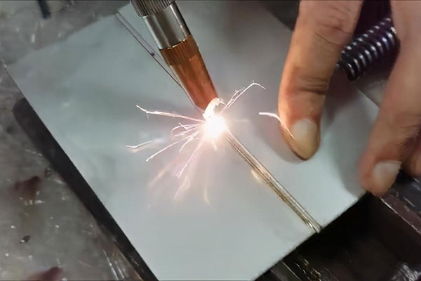 手持式激光焊接機(jī)與傳統(tǒng)焊接機(jī)比有什么優(yōu)勢？